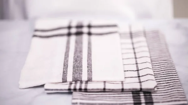 Składane Blck Ręczniki Białe Wzorzyste Papieru Powierzchni Marmuru — Zdjęcie stockowe