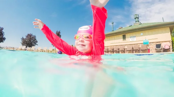 Meisje Heeft Plezier Zwemmen Het Buitenzwembad Zomer — Stockfoto