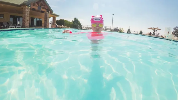 Meisje Heeft Plezier Zwemmen Het Buitenzwembad Zomer — Stockfoto