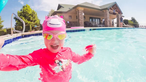 Meisje Heeft Plezier Zwemmen Het Buitenzwembad Zomer — Stockfoto