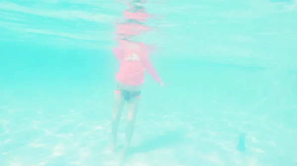 Mała Dziewczynka Zabawy Pływanie Odkrytym Basenie Lecie — Zdjęcie stockowe