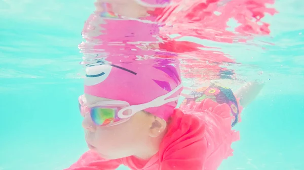 Menina Divertindo Nadando Piscina Livre Verão — Fotografia de Stock