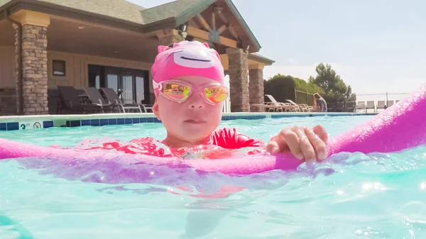 Meisje Heeft Plezier Zwemmen Het Buitenzwembad Zomer — Stockfoto