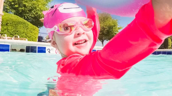 Meisje Heeft Plezier Zwemmen Het Buitenzwembad Zomer — Stockfoto