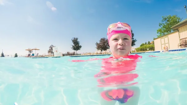 Meisje Heeft Plezier Zwemmen Het Buitenzwembad Zomer — Stockfoto