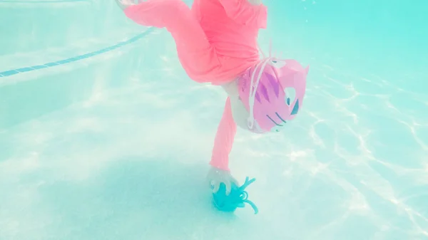 Mała Dziewczynka Zabawy Pływanie Odkrytym Basenie Lecie — Zdjęcie stockowe