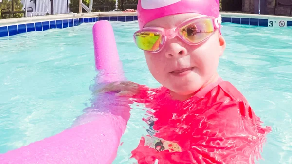Menina Divertindo Nadando Piscina Livre Verão — Fotografia de Stock