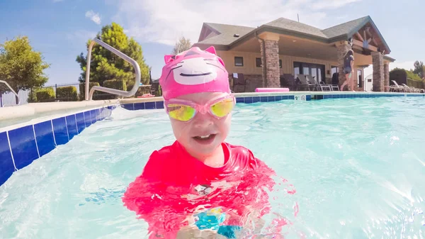 Meisje Heeft Plezier Zwemmen Het Buitenzwembad Zomer — Stockfoto