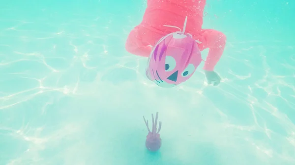Девочка Весело Плавает Открытом Бассейне Летом — стоковое фото