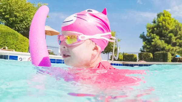 Meisje Heeft Plezier Zwemmen Het Buitenzwembad Zomer — Stockfoto