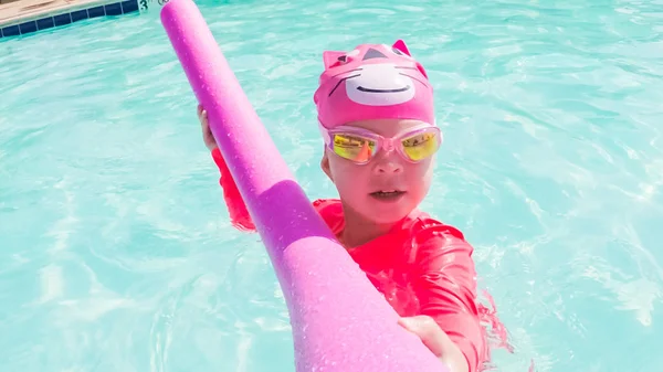 Bambina Che Diverte Nuotare Piscina All Aperto Estate — Foto Stock