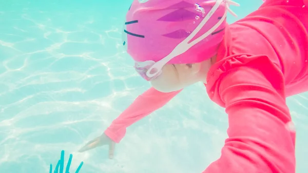 Bambina Che Diverte Nuotare Piscina All Aperto Estate — Foto Stock