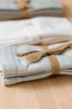 Yeni keten peçete üstünde belgili tanımlık mutfak sayaç yığını.