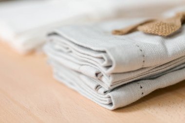 Yeni keten peçete üstünde belgili tanımlık mutfak sayaç yığını.