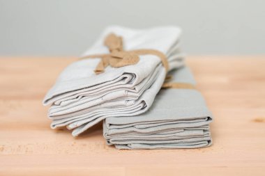 Yeni keten peçete üstünde belgili tanımlık mutfak sayaç yığını.