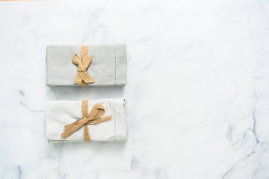 Yeni keten peçete üstünde belgili tanımlık mutfak sayaç yığını.