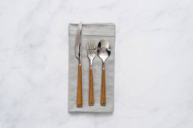 Gümüş keten peçete üzerinde yemek ayarlamak.