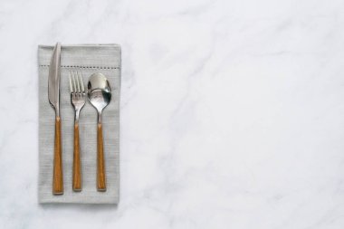 Gümüş keten peçete üzerinde yemek ayarlamak.