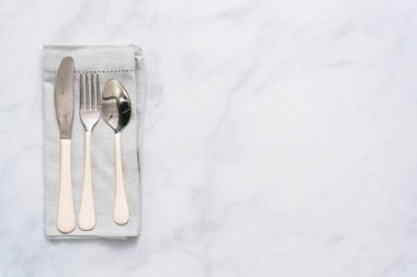 Gümüş keten peçete üzerinde yemek ayarlamak.