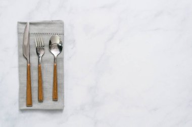 Gümüş keten peçete üzerinde yemek ayarlamak.