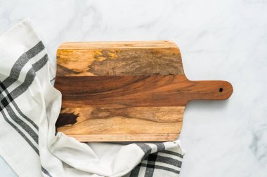 Rustik ahşap kesme tahtası üzerinde mermer tezgah.