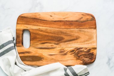 Rustik ahşap kesme tahtası üzerinde mermer tezgah.