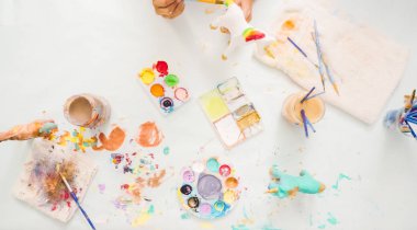 Adım adım. Küçük kızlar akrilik boya ile kağıt mache tek boynuzlu at boyama.