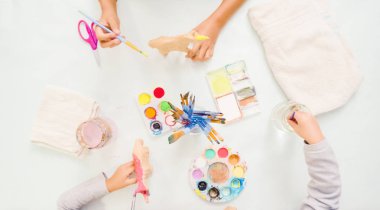 Adım adım. Küçük kızlar akrilik boya ile kağıt mache tek boynuzlu at boyama.