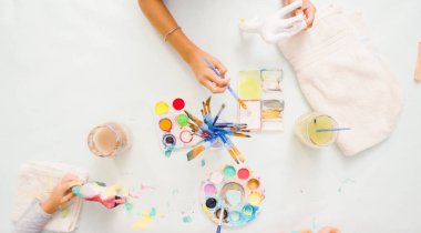 Adım adım. Küçük kızlar akrilik boya ile kağıt mache tek boynuzlu at boyama.