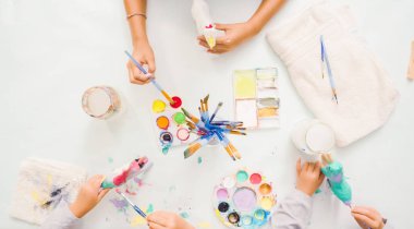 Adım adım. Küçük kızlar akrilik boya ile kağıt mache tek boynuzlu at boyama.