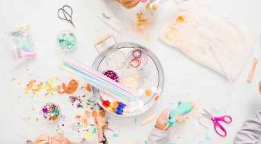 Adım adım. Küçük kızlar kağıt mache unicorn glitter ve kağıt çiçeklerle dekorasyon.