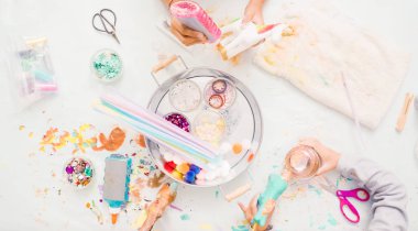 Adım adım. Küçük kızlar kağıt mache unicorn glitter ve kağıt çiçeklerle dekorasyon.