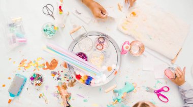 Adım adım. Küçük kızlar kağıt mache unicorn glitter ve kağıt çiçeklerle dekorasyon.