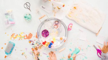 Adım adım. Küçük kızlar kağıt mache unicorn glitter ve kağıt çiçeklerle dekorasyon.