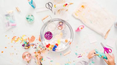 Adım adım. Küçük kızlar kağıt mache unicorn glitter ve kağıt çiçeklerle dekorasyon.
