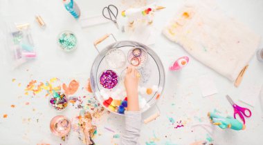 Adım adım. Küçük kızlar kağıt mache unicorn glitter ve kağıt çiçeklerle dekorasyon.