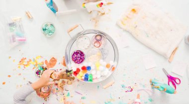 Adım adım. Küçük kızlar kağıt mache unicorn glitter ve kağıt çiçeklerle dekorasyon.