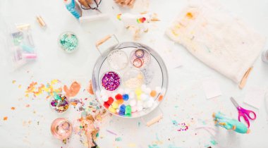 Adım adım. Küçük kızlar kağıt mache unicorn glitter ve kağıt çiçeklerle dekorasyon.