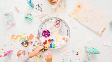 Adım adım. Küçük kızlar kağıt mache unicorn glitter ve kağıt çiçeklerle dekorasyon.