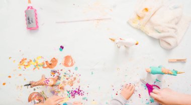 Adım adım. Küçük kızlar kağıt mache unicorn glitter ve kağıt çiçeklerle dekorasyon.