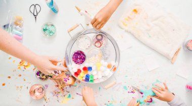 Adım adım. Küçük kızlar kağıt mache unicorn glitter ve kağıt çiçeklerle dekorasyon.