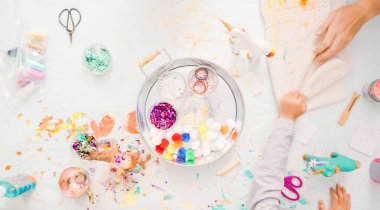 Adım adım. Küçük kızlar kağıt mache unicorn glitter ve kağıt çiçeklerle dekorasyon.