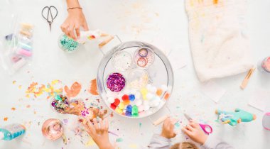 Adım adım. Küçük kızlar kağıt mache unicorn glitter ve kağıt çiçeklerle dekorasyon.