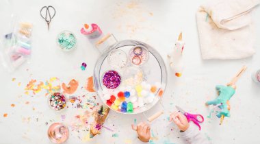 Adım adım. Küçük kızlar kağıt mache unicorn glitter ve kağıt çiçeklerle dekorasyon.
