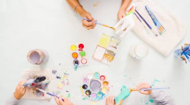 Adım adım. Küçük kızlar akrilik boya ile kağıt mache tek boynuzlu at boyama.