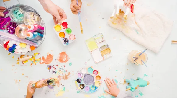 Paso Paso Niñas Pintando Papel Mache Unicornio Con Pintura Acrílica — Foto de Stock