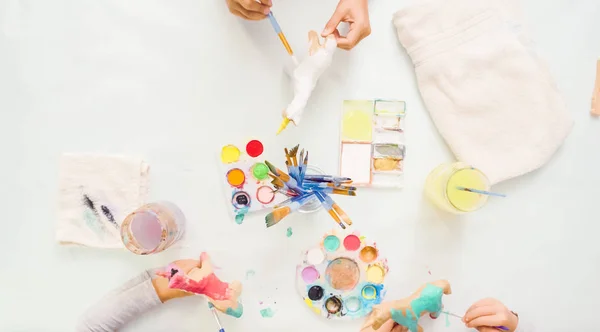 Krok Kroku Dziewczynki Malowanie Farbą Akrylową Papier Mache Jednorożca — Zdjęcie stockowe
