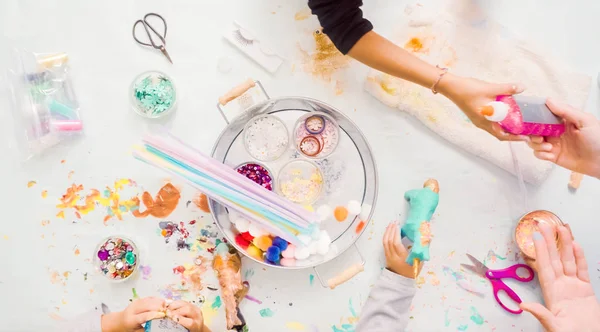 Paso Paso Niñas Decorando Papel Mache Unicornio Con Purpurina Flores — Foto de Stock