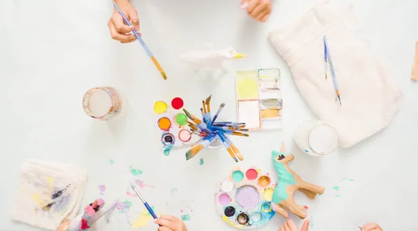 Passo Passo Meninas Pintando Papel Mache Unicórnio Com Tinta Acrílica — Fotografia de Stock