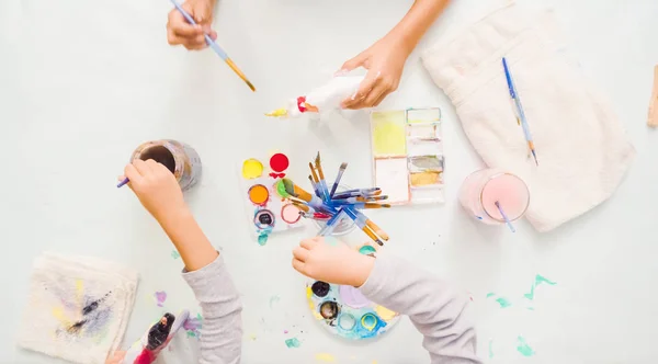 Шаг Шагом Маленькие Девочки Рисуют Бумажный Маше Единорог Акриловой Краской — стоковое фото